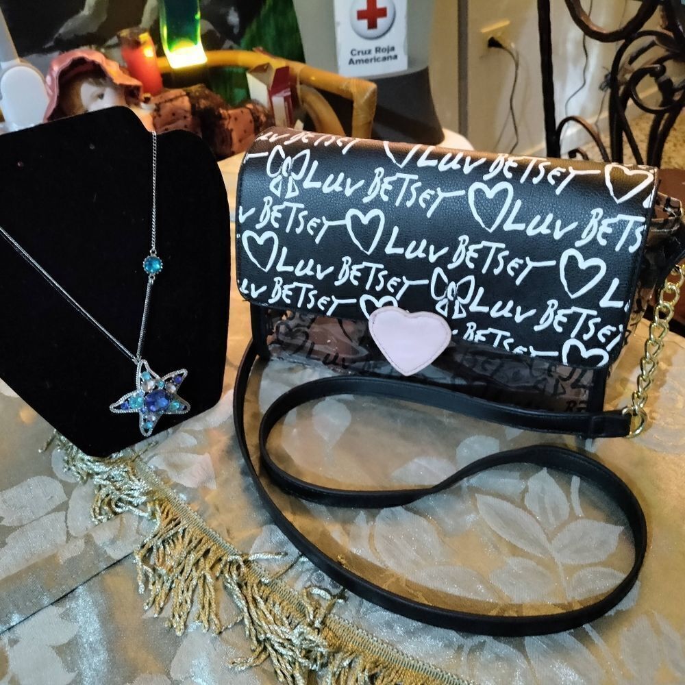 Betsey Johnson starfish and key charm necklace - Picture 4 of 4